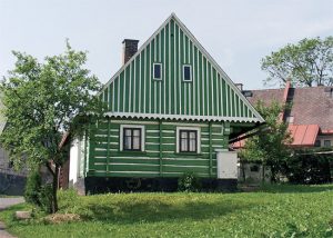 Při rekonstrukci byla zřejmě vyměněna štítová okna. Jejich netypický rozměr evokuje pocit, že je převýšený celý štít.