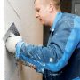 Jednou z výhod sádrových omítek je možnost jejich nanášení v tenké vrstvě a zpracování na jeden zátah Jednou z výhod sádrových omítek je možnost jejich nanášení v tenké vrstvě a zpracování na jeden zátah