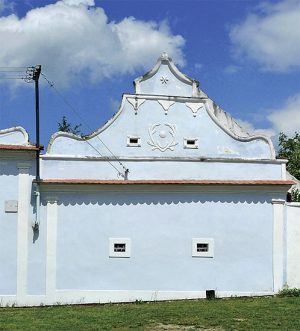 Ve štítě špejcharu čp. 3 odděluje poslední část nástavce čabrakové podřímsí, typické pro tuto oblast