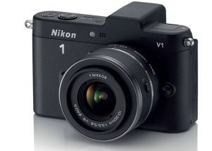 K hlavním přednostem bezzrcadlovek patří jejich velikost a hmotnost, blížící se kompaktním fotoaparátům (Nikon)