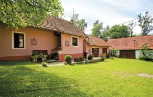 Na obydlí majitelky navazuje Chaloupka Růženka. Je pod jednou střechou s garáží. Dvůr vzadu uzavírá stodola