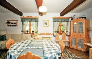 přízemní pokoj dostal nové vybavení jako poslední. nábytek i dřevěné doplňky vyrobil bratranec Jaroslav