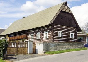 Statek Šonských má čp. 28. Opět velmi cenná památka. Není zcela jasné, z jaké doby pochází. Majitel tvrdí, že je možné, že dřevěná konstrukce má původ někde kolem roku 1620