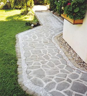 Když beton vání správného podkladu, na rovinu a spád chodníku, aby se na něm netvořily kaluže a nebyl kluzký. Podklad i povrch cesty vždy volíme podle typu podloží. Například kamenitý podklad je stabilní, zato jílovité a lehké půdy pracují podle klimatu a mění se za horka i za vlhka, proto je potřeba vybudovat kvalitní základ. Použijeme na něj písek, štěrk i stavební suť. Při výběru materiálu na povrch se poradíme s prodejcem a zjistíme, jak hluboký základ bude konkrétní materiál vyžadovat. Při pevném provedení chodníku si můžeme vybrat přírodní lomový kámen i kamennou dlažbu, venkovní mrazuvzdorné dlaždice, které strukturu kamene imitují, vymývané betonové díly s oblázky, pálené cihly i betonovou dlažbu. Do zahrad u chalup volíme protiskluzovou úpravu. V travnatém pozemku je dobré k ploše chodníku přidat i obrubníky. Ani u chalup se nemusíme bát sáhnout po betonu, s nímž můžeme dát volný průchod vlastní fantazii, když v ploše chodníku necháme volná místa, která osázíme nízkými trvalkami nebo travinami. Další možností jsou formy ze speciálního plastu, do nichž se lije beton a kterými s minimálními náklady vydláždíme jak chodníky, tak terasu, dvorek nebo okolí bazénu. Vybrat si můžeme formát římská dlažba nebo přírodní kámen, který se do zahrad a k chalupě hodí lépe. ◗ www.obi.cz, www.diton.cz, www.hornbach.cz, www.limes.cz, www.pressbeton.cz, www.presbeton.cz zatuhne, vylijeme spáry řidší betonovou směsí nebo je po úplném zatvrdnutí betonu vysypeme pískem
