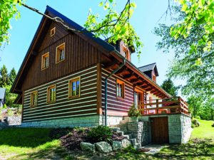 Na jižní straně chalupy jsou dva vikýře a jedno střešní okno. Osvětlují podkrovní ložnice