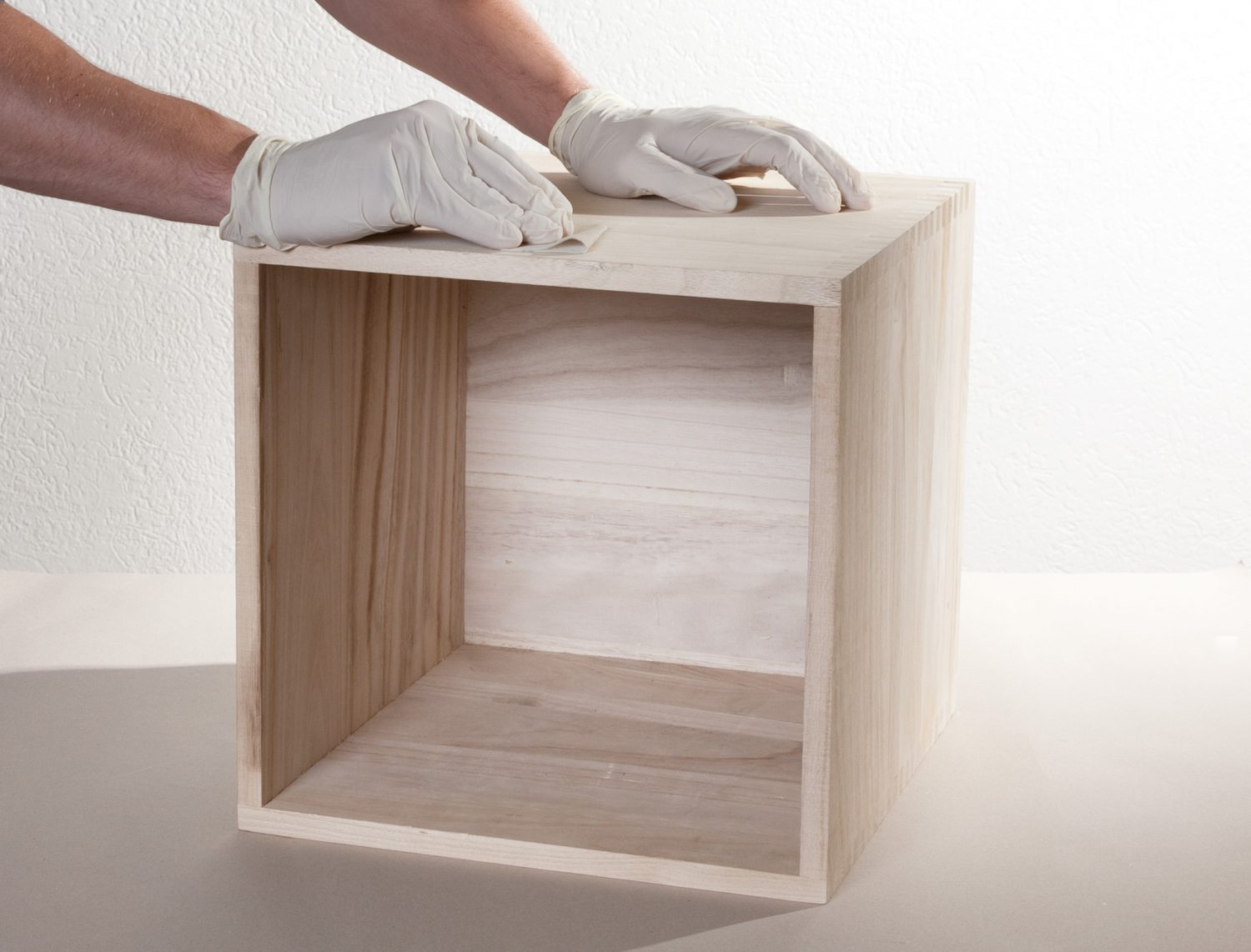 Pro dřevěné nábytkové doplňky je vosk dobrý na ošetření povrchu i drobné opravy. Foto: Shutterstock