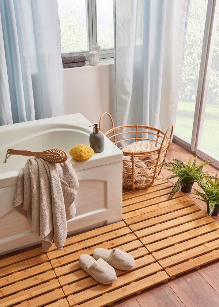 Atmosféru dodají koupelně i přenosné podlahové rošty, které lze v případě potřeby vynést ven a nechat vysušit. Foto: Shutterstock