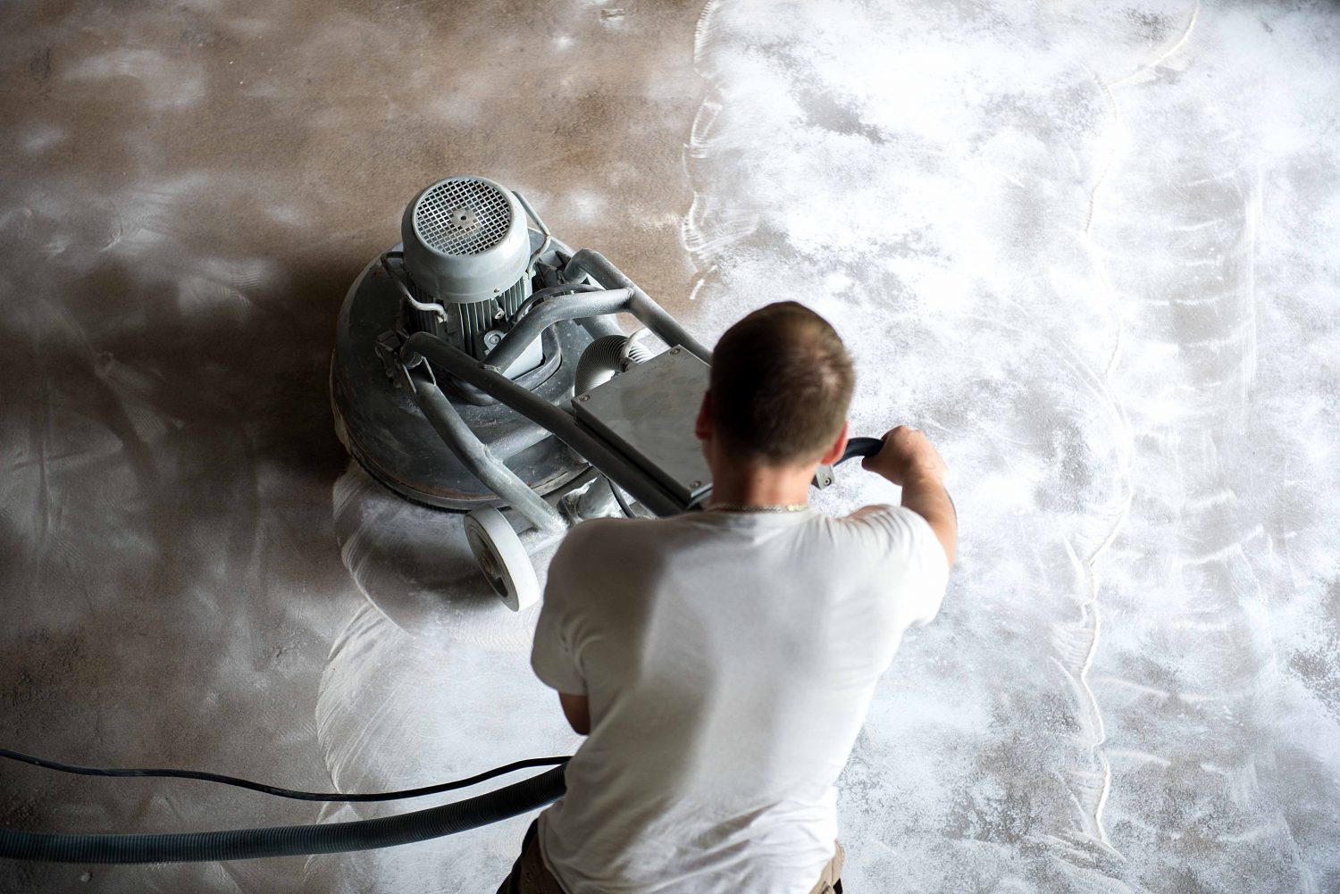 Použití velké profesionální brusky je rovněž jednou z možností, jak docílit dokonale rovného a hladkého povrchu betonových podlah