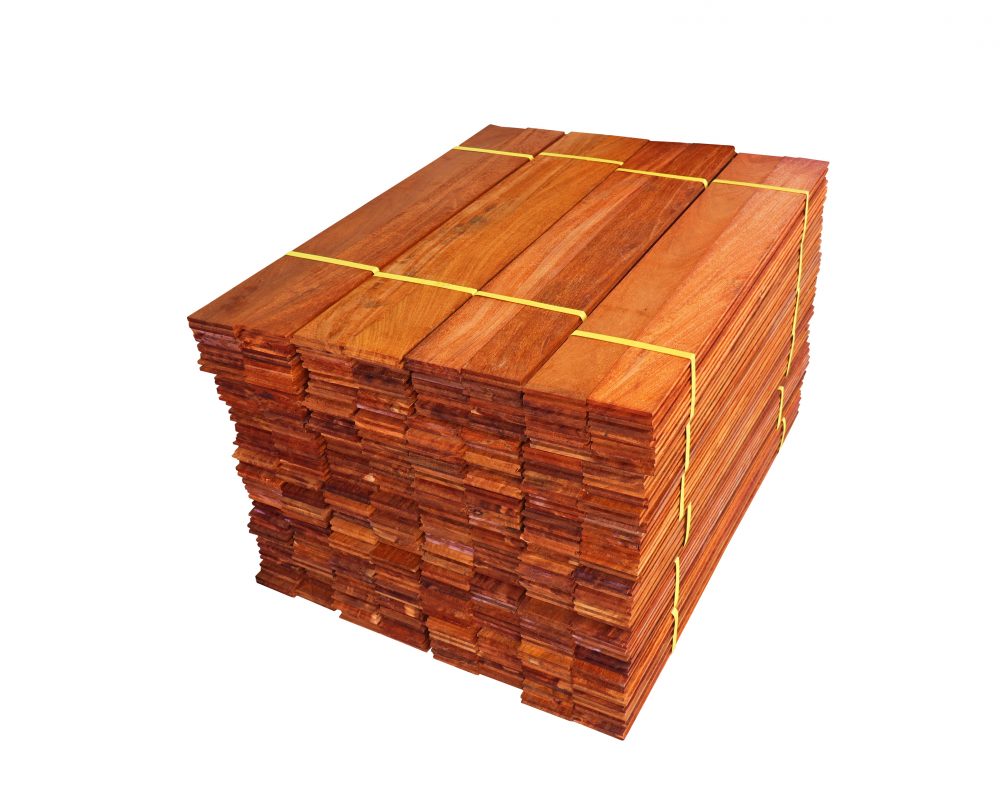 Ve specializovaných obchodech lze i v Česku koupit prkna i palubky z tvrdých tropických dřevin, například teaku. Foto: Shutterstock