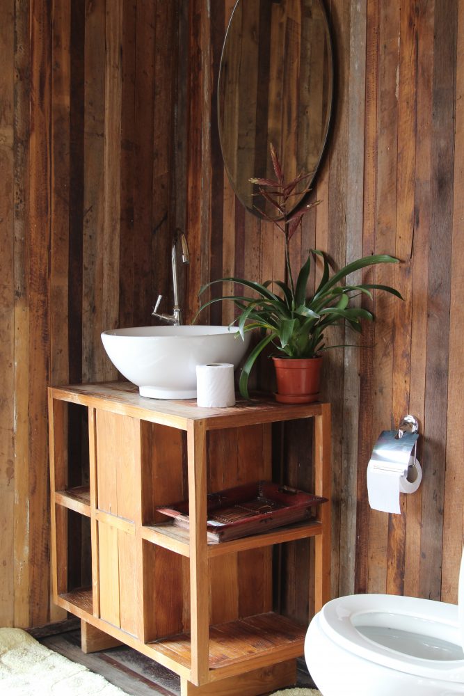 Různé druhy, odstíny i tvary dřeva mohou dát místnosti pro koupání atmosféru, která za zvýšené nároky na odolnost a údržbu stojí. Foto: Shutterstock