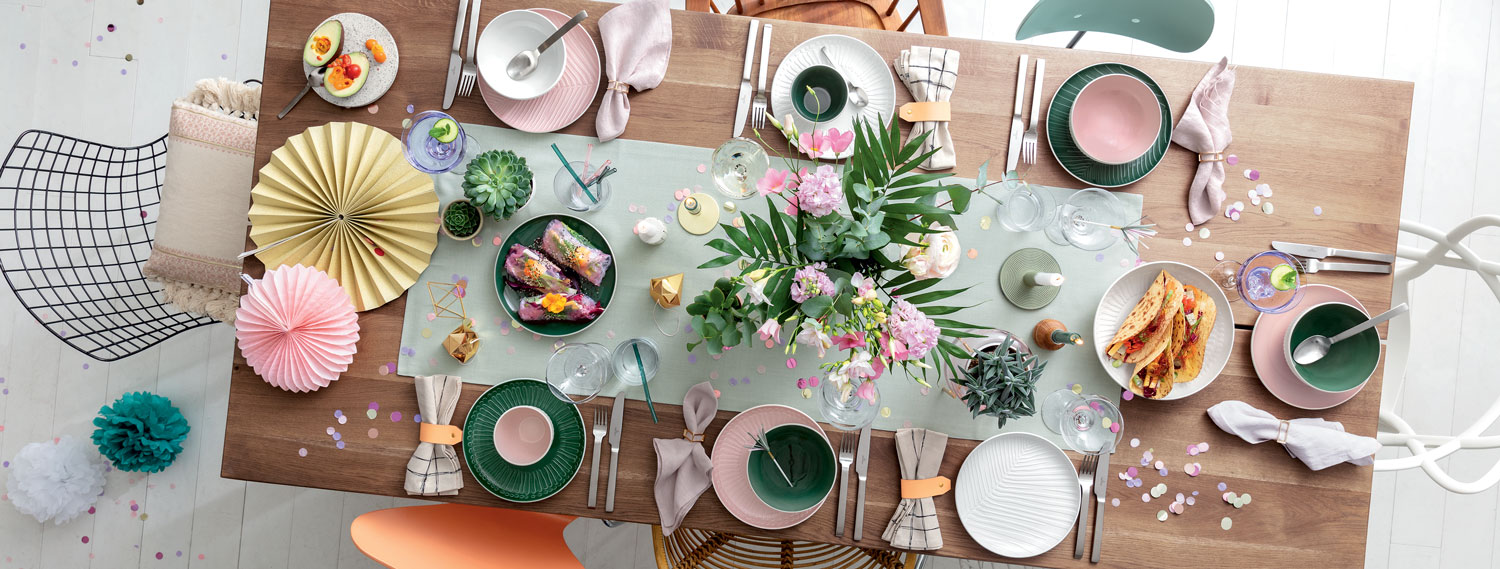 Kolekce stolního nádobí it’s my match značky Villeroy & Boch v odstínech růžové, tmavě a světle zelené. Od 445 Kč (Potten & Pannen – Staněk)