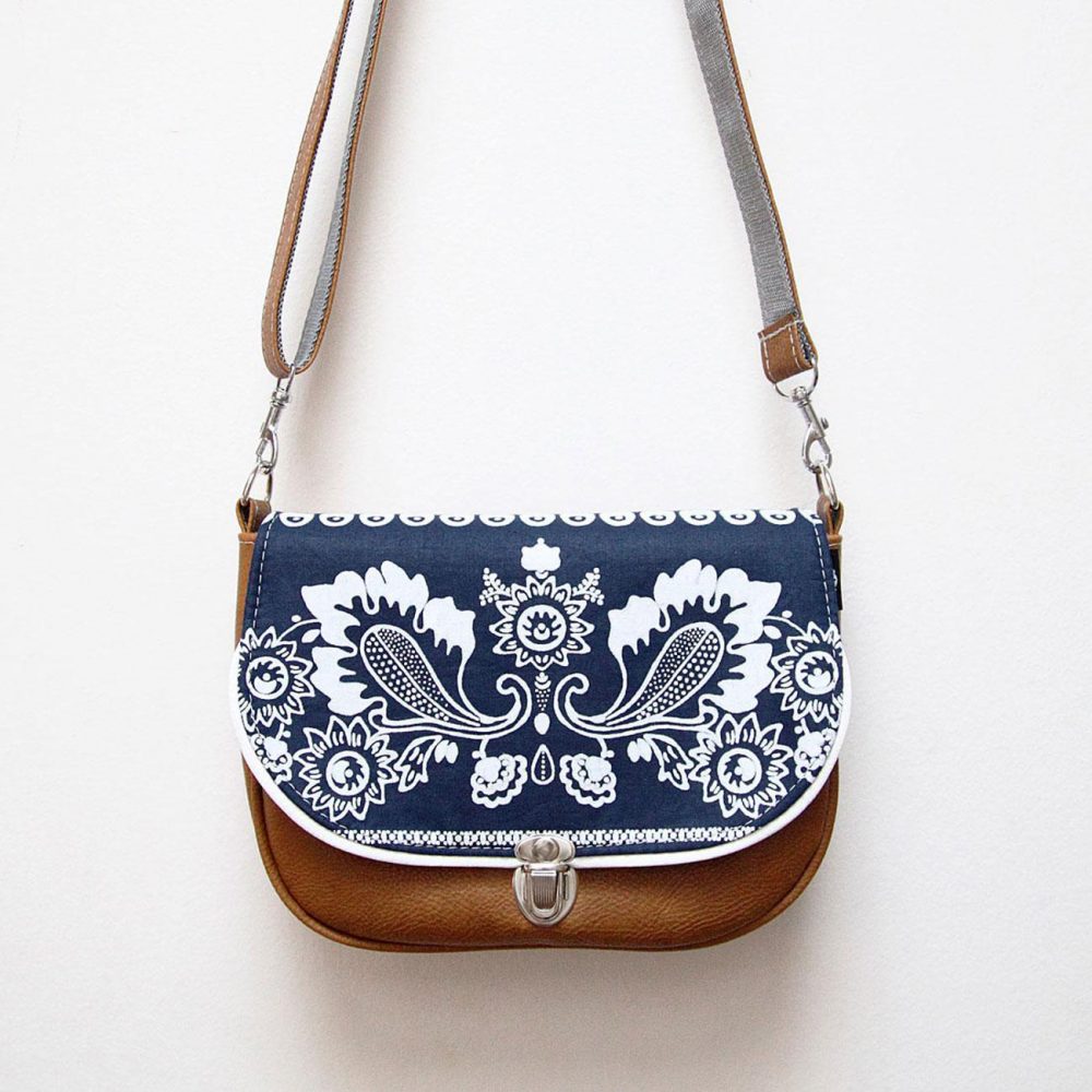 malou kabelku easy mini No.209 zdobí díl z bavlny s rostlinným ornamentem. 850 Kč (Fler, madeINhome)