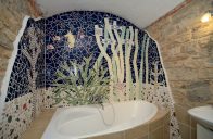 Chcete-li mít stěny v koupelně opravdu orgininální, vyskládejte si z barevných keramických úlomků mozaiku podle vlastní fantazie (Foto: Zuzana Melckenbeeck Vysoká)