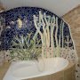Chcete-li mít stěny v koupelně opravdu orgininální, vyskládejte si z barevných keramických úlomků mozaiku podle vlastní fantazie (Foto: Zuzana Melckenbeeck Vysoká)