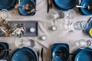 Prostřený stůl s kameninovým nádobím Färgklar v tmavě tyrkysové, k mání je i světle tyrkysová a zelená. Dá se kombinovat s dalšími podobnými sériemi. Od 49 Kč (IKEA)