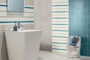 Ze dvou barev a proužků obkladu Blend lze udělat větší kontrastní plochy, které stěny koupelny rozčlení (Foto: RAKO)