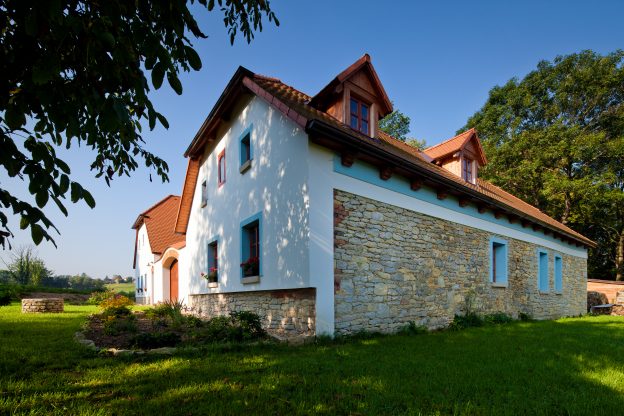 Kromě štítových zdí, které jsou ze starých cihel, jsou ty obvodové z opuky