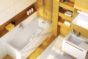 V malé koupelně není třeba hýřit množstvím barev a tvarů obkladů. Ozvláštní ji bílá a žlutá ve větších plochách s dotekem hnědé (Foto: Ravak)