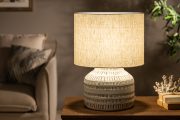 moderní lampa s terakotovým podstavcem bude ozdobou i za bílého dne. 3 250 Kč (Uniq Nábytek)