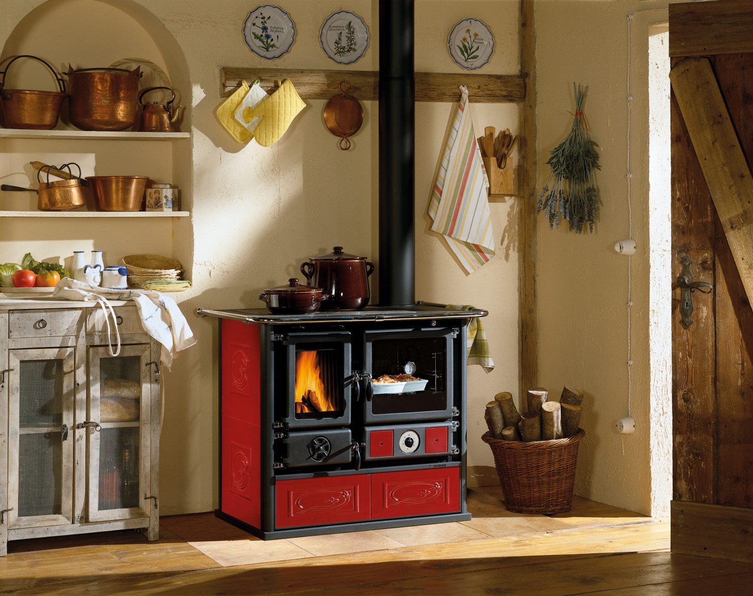 Sporák s výměníkem umožňuje vaření i vytápění celého domu jedním spotřebičem. La Nordica Termorosa, 90 728 Kč (Foto: Centrumvytapeni)
