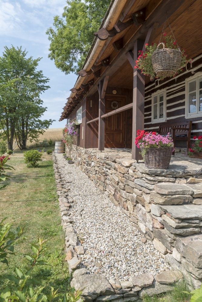 Zápraží lemuje pruh vysypaný oblázky, mezi něž může stékat voda ze střechy. Foto: Petr Živný