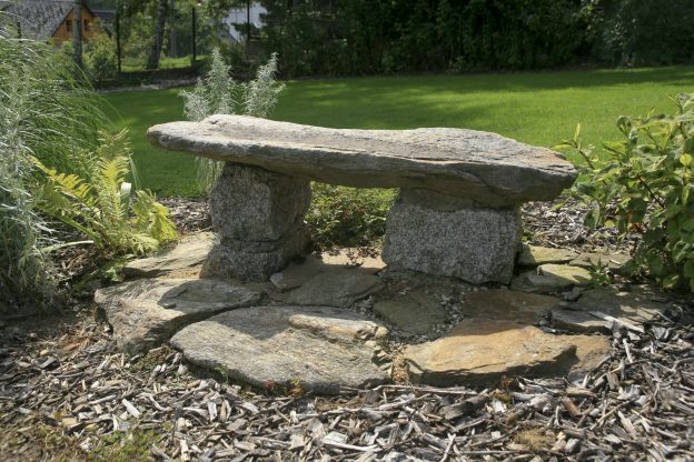 Zahradní kamenná lavička nemusí mít sedací část vždy opracovanou do roviny. Foto: Pavel Veselý