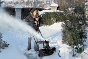 Čerstvě napadaný sníh na betonové zahradní cestě nebo dlážděném dvoře? S tím si skvěle poradí jednoduchá elektrická fréza Toro Powercurve 1800 hračka. Více na www.mountfield.cz