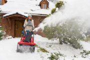 Přístupové cesty, parkovací plocha nebo chodník je revírem pro jednostupňovou benzinovou sněhovou frézu Toro Quick Clear CCR 6053 R, více na www.mountfield.cz