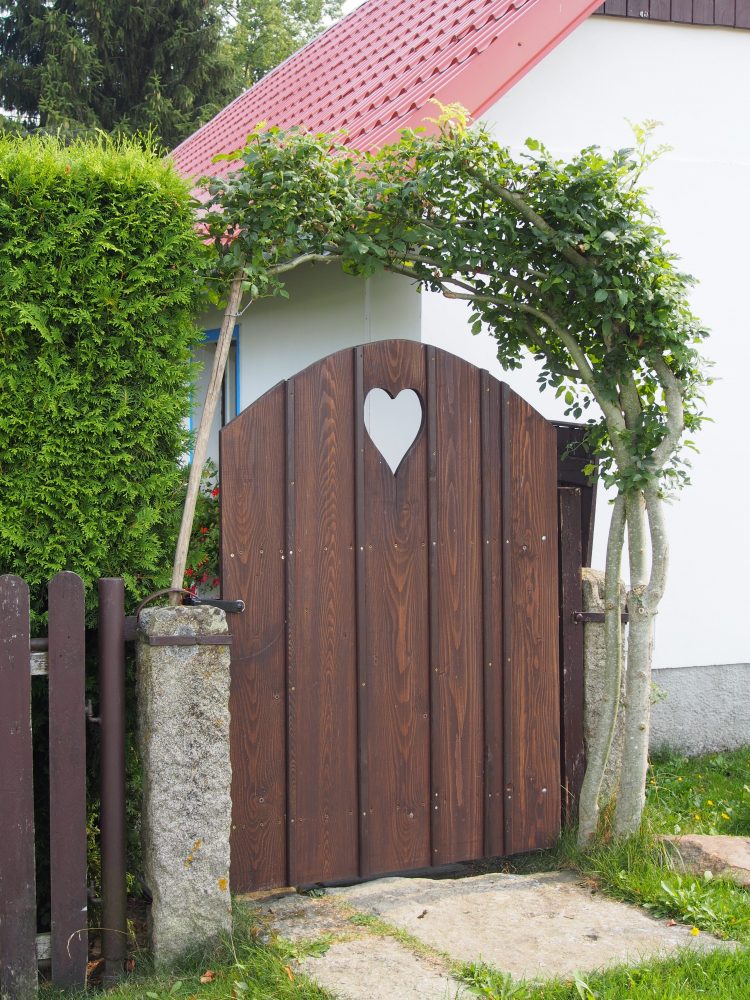 Žulové sloupky držící vrátka a plot jsou nezničitelné. Foto: Martina Lžičařová