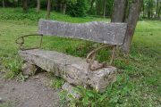 Výsledkem spojení kamene, dřeva a umělecky zpracovaného kovu je lavička jako stvořená ke snění. Foto: Iva Tvrzová