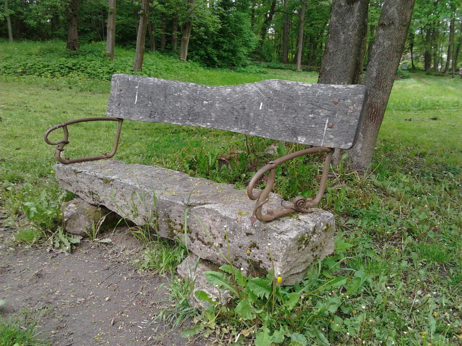 Výsledkem spojení kamene, dřeva a umělecky zpracovaného kovu je lavička jako stvořená ke snění. Foto: Iva Tvrzová