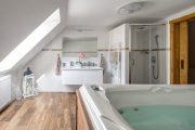 K relaxaci přispívá moderně řešená koupelna vybavená vířivkou
