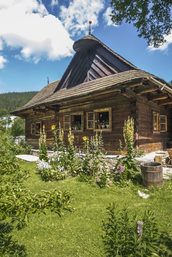 Ozdobnou špičku na střeše valašské dřevěnice je potřeba kontrolovat, aby nerezavěla