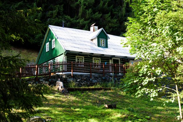 Stříška nad komínem, otočný kohout, ale i vikýř nebo dřevěné ozdobné šambrány, to vše tradiční krkonošskou chalupu zkrášluje, ale čas od času volá i po opravě