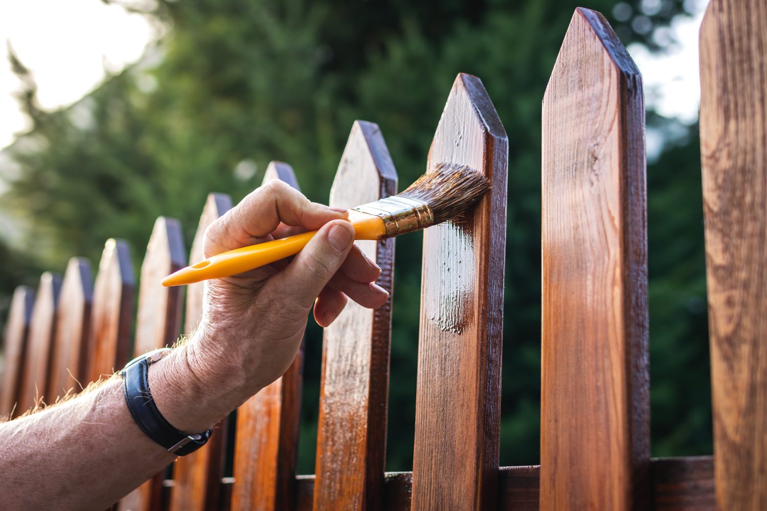 Ploty ze dřeva je potřeba pravidelně natírat a opravovat, nejsou na věky. Výhodou je u nich to, že lze vše zvládnout svépomocí. Foto: Shutterstock