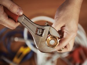 Jeden kvalitní nastavitelný „francouzský“ klíč (nezaměňujte za hasák) poslouží v dílně i doma při mnoha různých opravách