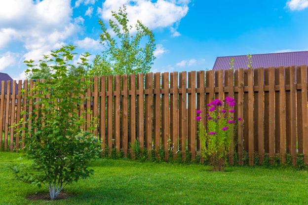 Zdvojený laťkový plot je méně průhledný a lépe chrání. Foto: Shutterstock