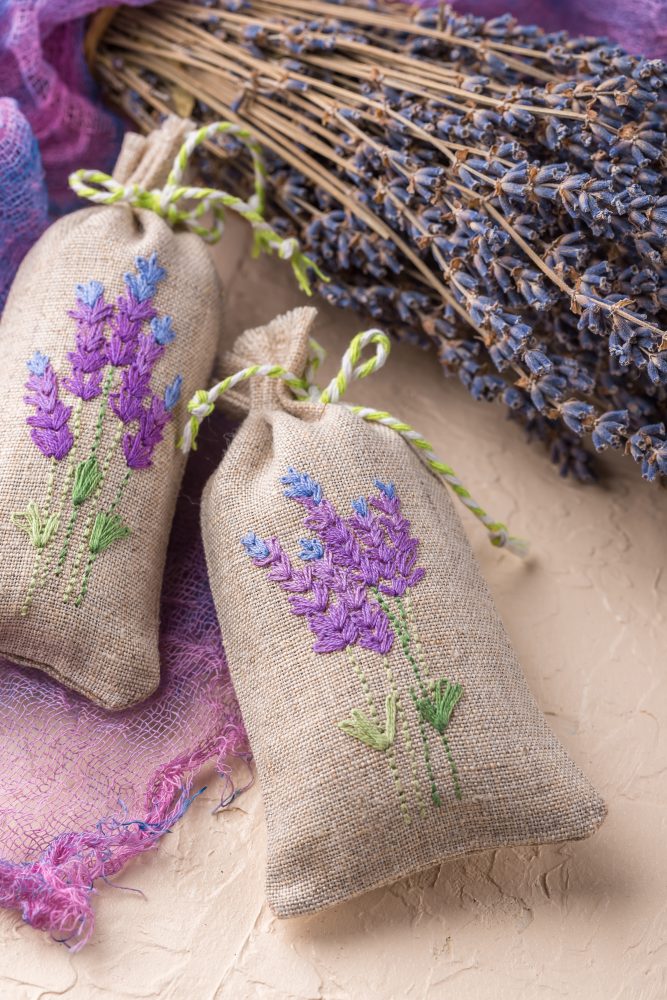 Pytlíčky na voňavé bylinky s vlastnoručně vyšitými květy levandule budou hezkým dárkem