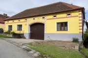 Podobných domů se středovým průjezdem najdete v Česku mnoho, brána je dobře chráněná, vyžaduje zejména obnovy nátěru