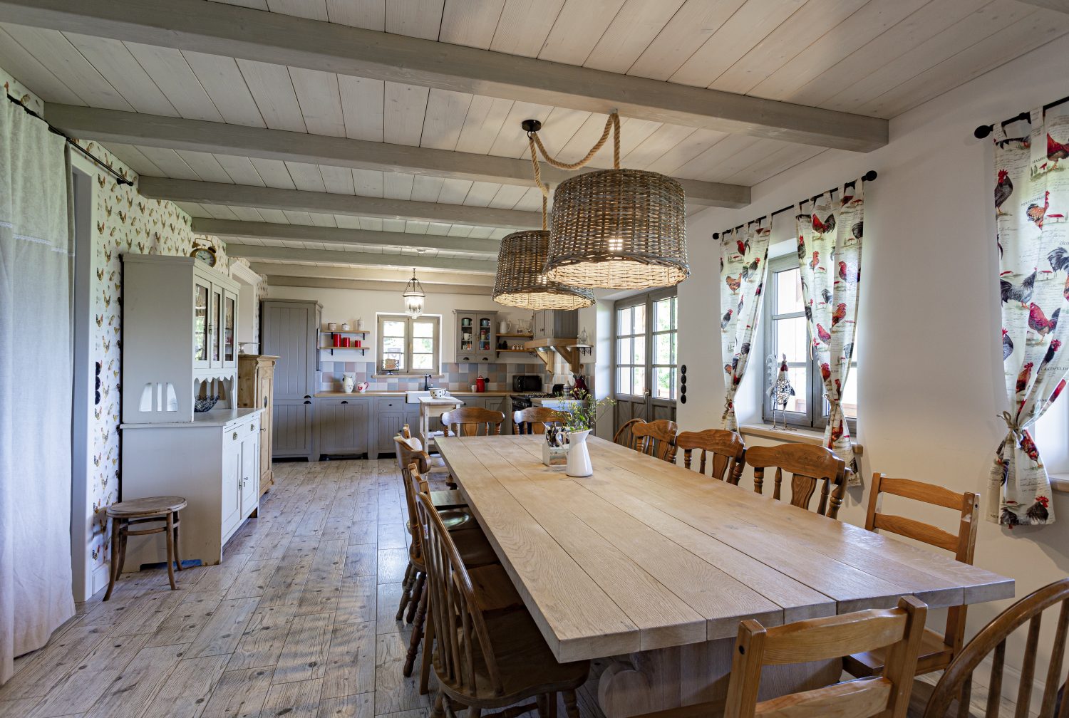 Kuchyni vévodí mohutný jídelní stůl s deskou z přírodního dřeva