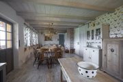 Obytná kuchyň je dobře prosvětlená skrze okna i díky světlým odstínům stropu, podlahy i nábytku