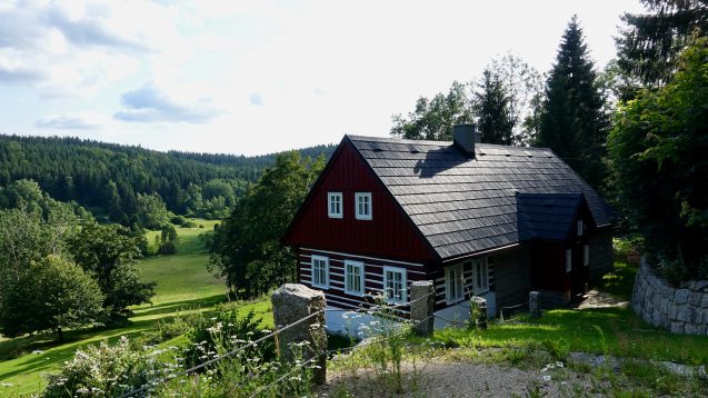 Při rekonstrukcích se hlavně řeší vlhkost od země, ale i střecha. Jedním z dobrých řešení je krytina z imitace dřevěných šindelů plastovými výlisky