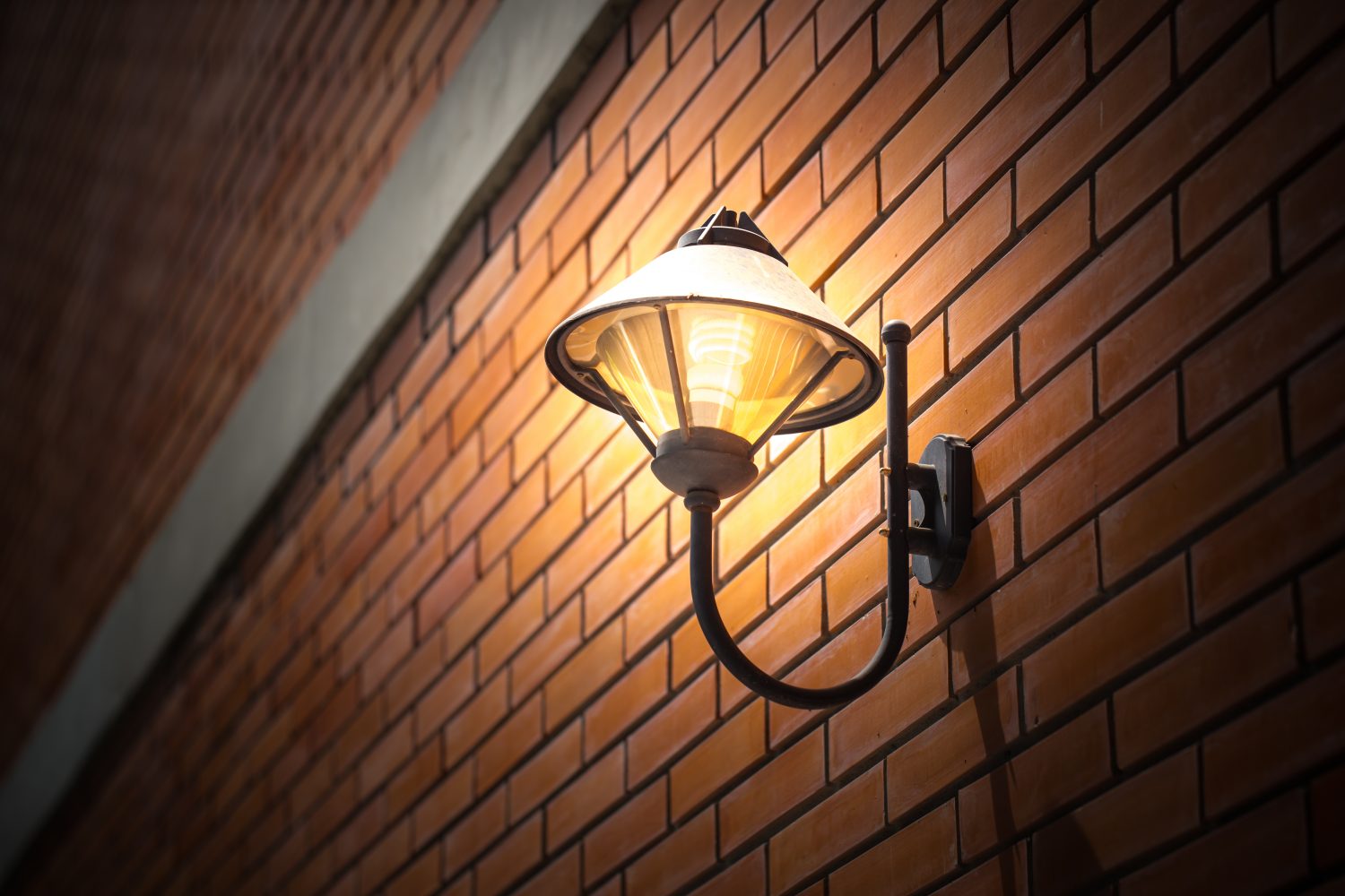 Oblíbený „vintage“ styl a design, který lampu tohoto typu chrání před deštěm, je i pro chalupy dobré řešení
