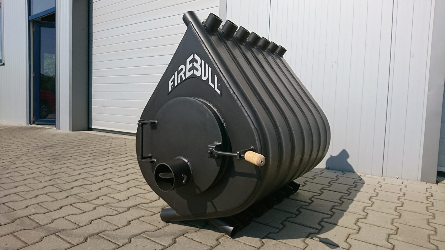 Horkovzdušná kamna Firebull představují výkonné topidlo i do větších prostor. Verze Mini vytopí menší plochu. Foto: Firebull