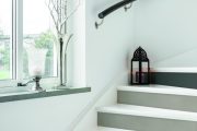 Bílé schodiště ozvláštňují střídající se tóny decentních barev na podstupnicích (Foto: Dulux)