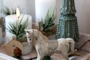 Díky zestařenému vzhledu připomíná dřevěný houpací koník Rocking Horse Glitter dávnou dětskou hračku, dvě velikosti. (Bella Rose)