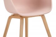 Židle Claire, kombinace dřeva a růžového plastu, není přehnaně nápadná, ale barvou překvapí (Westwing Collection)