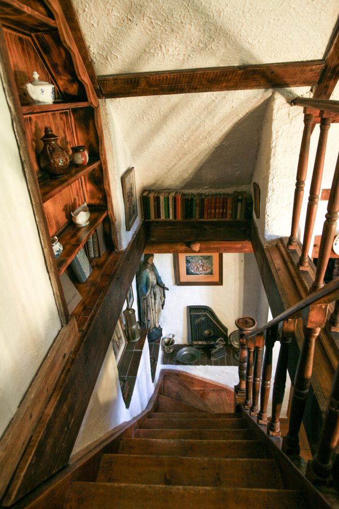 Ve stěnách kolem schodiště bývají výklenky nebo stupně. Tady vznikla knihovna a jsou vystaveny staré předměty. Foto: Pavel Veselý