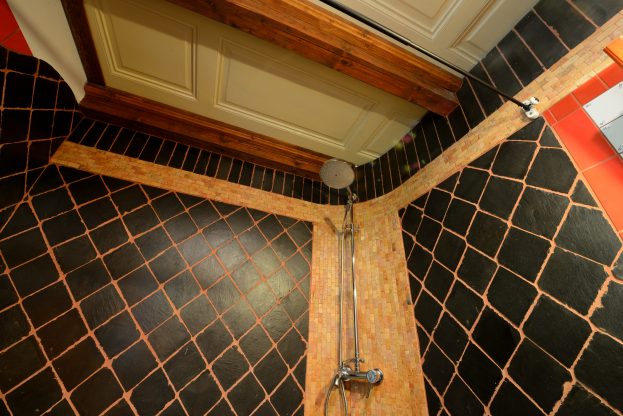 Neobvyklý strop v koupelně je sestaven z dveřních křídel