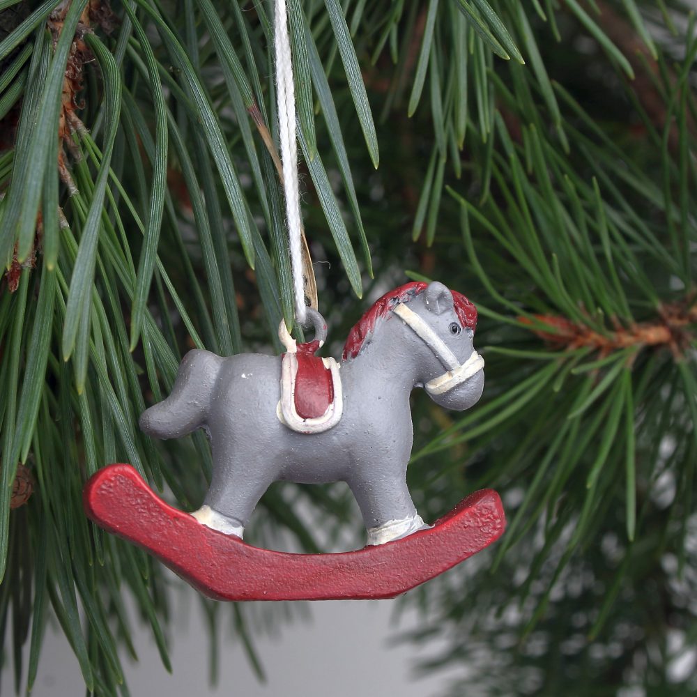Houpací koníček může viset i na vánočním stromku. (NOVAline)